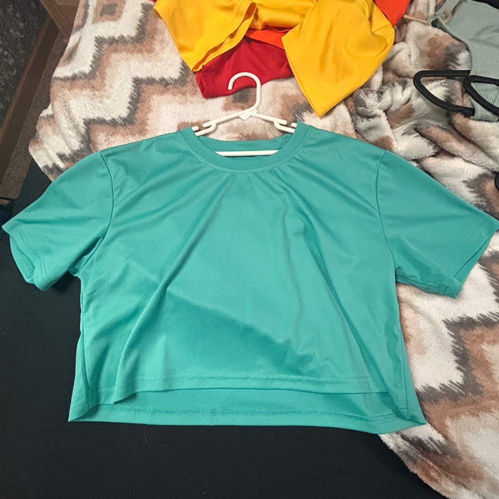 SHEIN Turquoise Crop Top